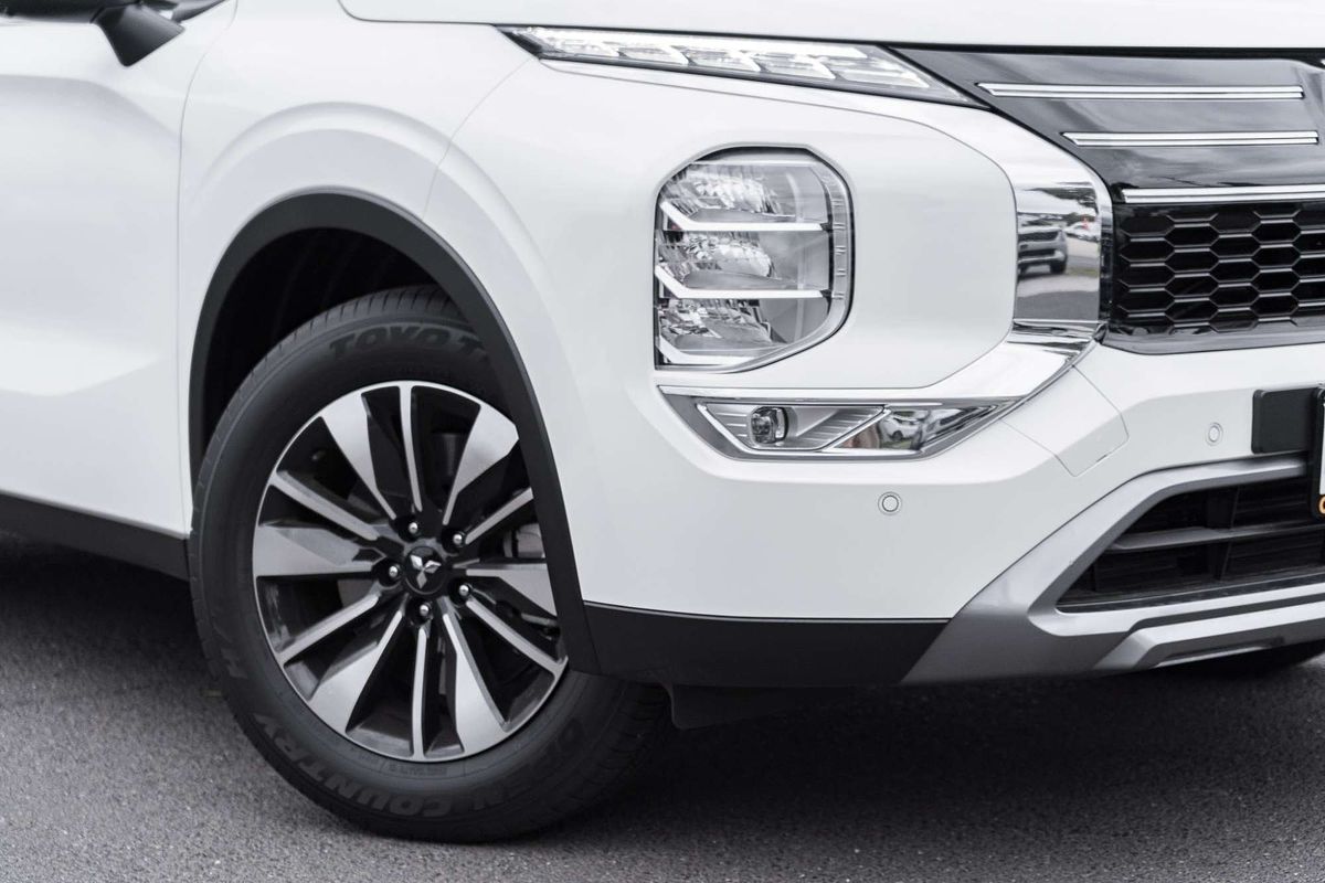 2025 Mitsubishi Outlander LS ZM