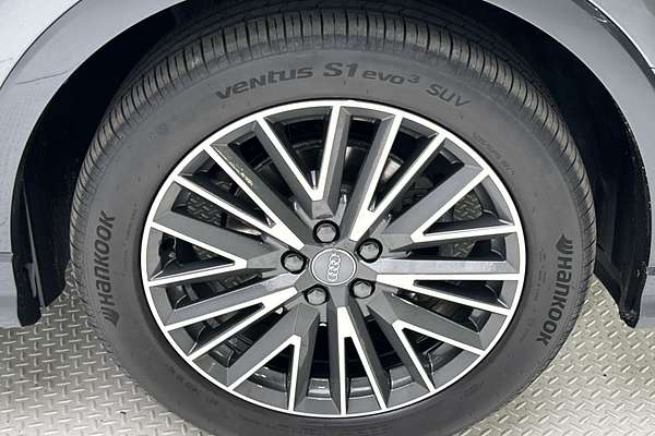 2020 Audi Q3 35 TFSI S line F3 thumb-9