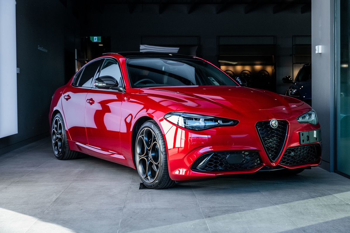 2025 Alfa Romeo Giulia Intensa Series 5