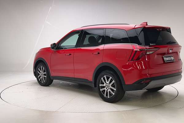 2023 Mahindra XUV700 thumb-5