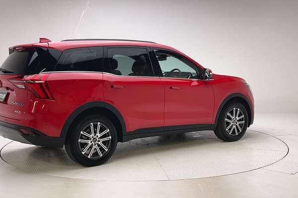2023 Mahindra XUV700 thumb-7