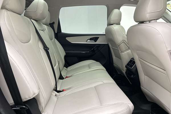 2023 Mahindra XUV700 thumb-11