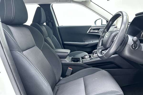 2023 Mitsubishi Outlander ES ZM thumb-12