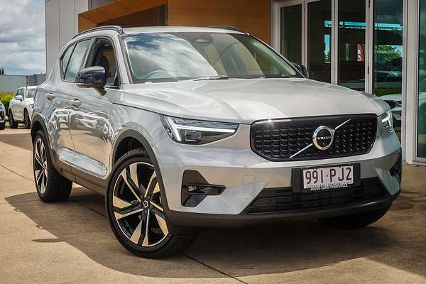 2025 Volvo XC40 Ultra B4 Dark