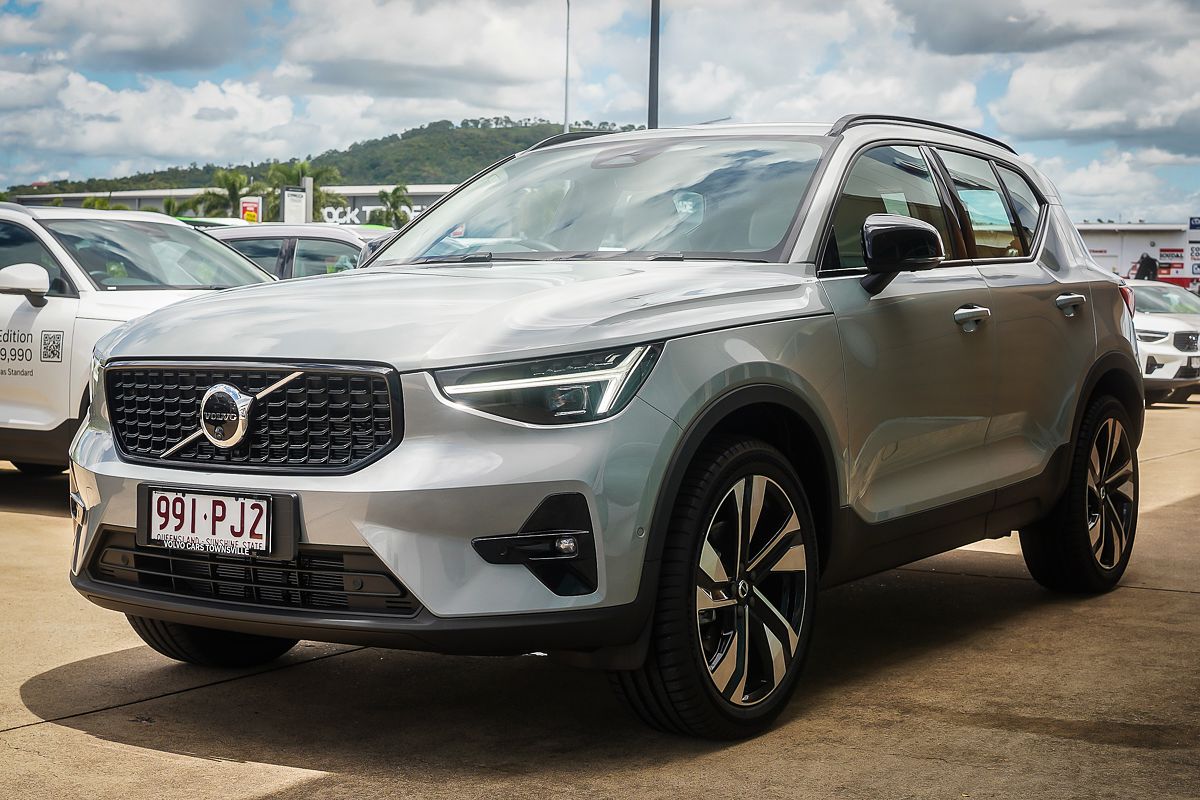 2025 Volvo XC40 Ultra B4 Dark