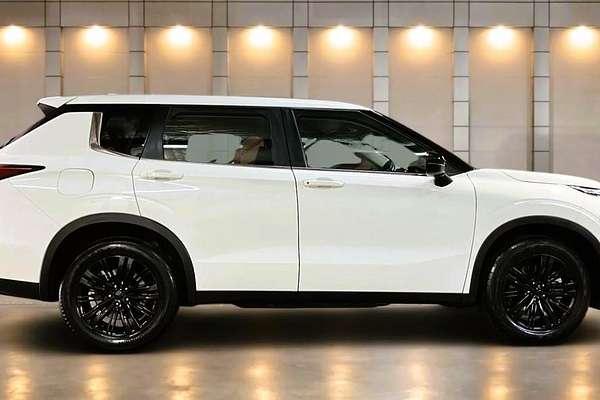 2024 Mitsubishi Outlander LS ZM