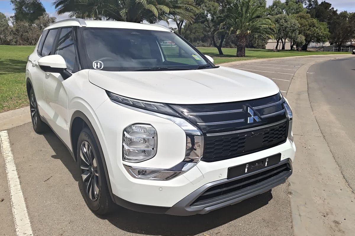 2025 Mitsubishi Outlander ES ZM