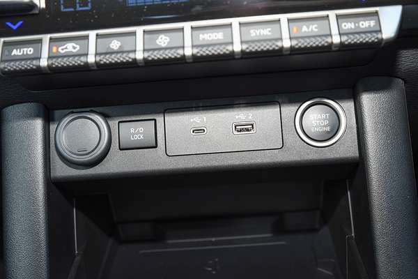 2025 Mitsubishi Triton GLS MV 4X4 thumb-13