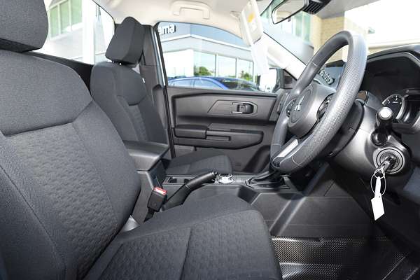 2025 Mitsubishi Triton GLX MV 4X4 thumb-8