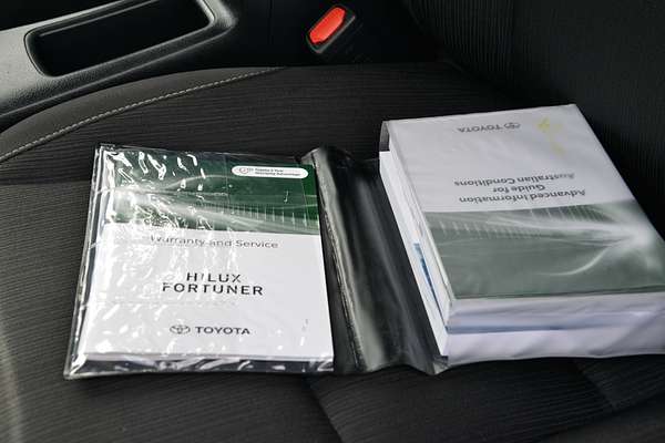 2025 Toyota Hilux SR GUN126R 4X4 thumb-22