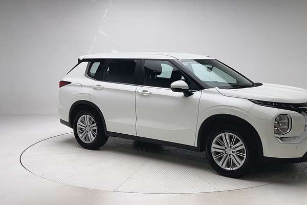 2024 Mitsubishi Outlander ES ZM thumb-1