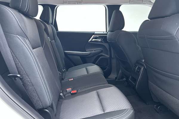 2024 Mitsubishi Outlander ES ZM thumb-11