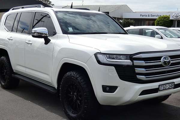 2025 Toyota Landcruiser Sahara FJA300R