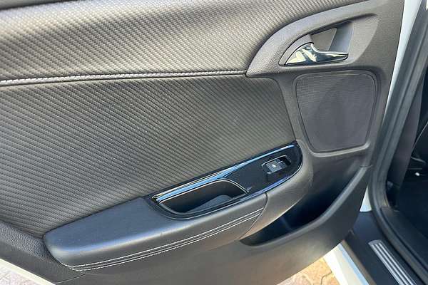 2017 Holden Commodore SV6 VF Series II thumb-13