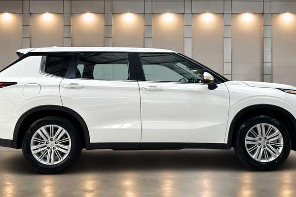 2024 Mitsubishi Outlander ES ZM