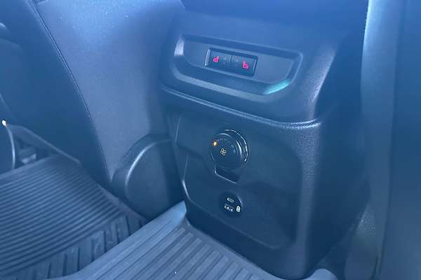 2024 Ford Everest Platinum 3.0L thumb-8