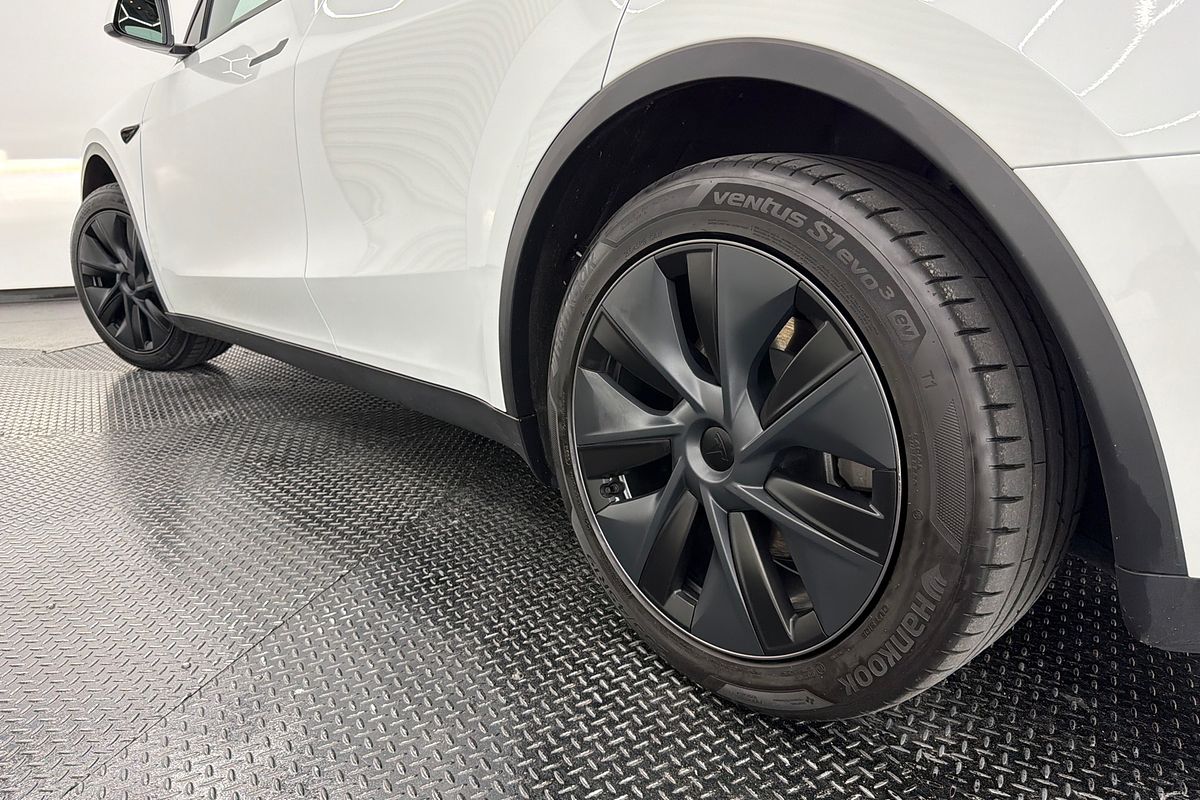 2024 Tesla Model Y Rear-Wheel Drive