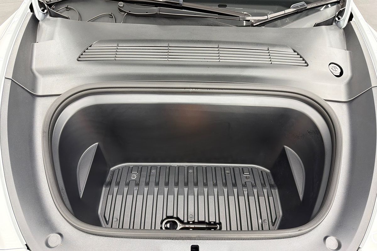 2024 Tesla Model Y Rear-Wheel Drive