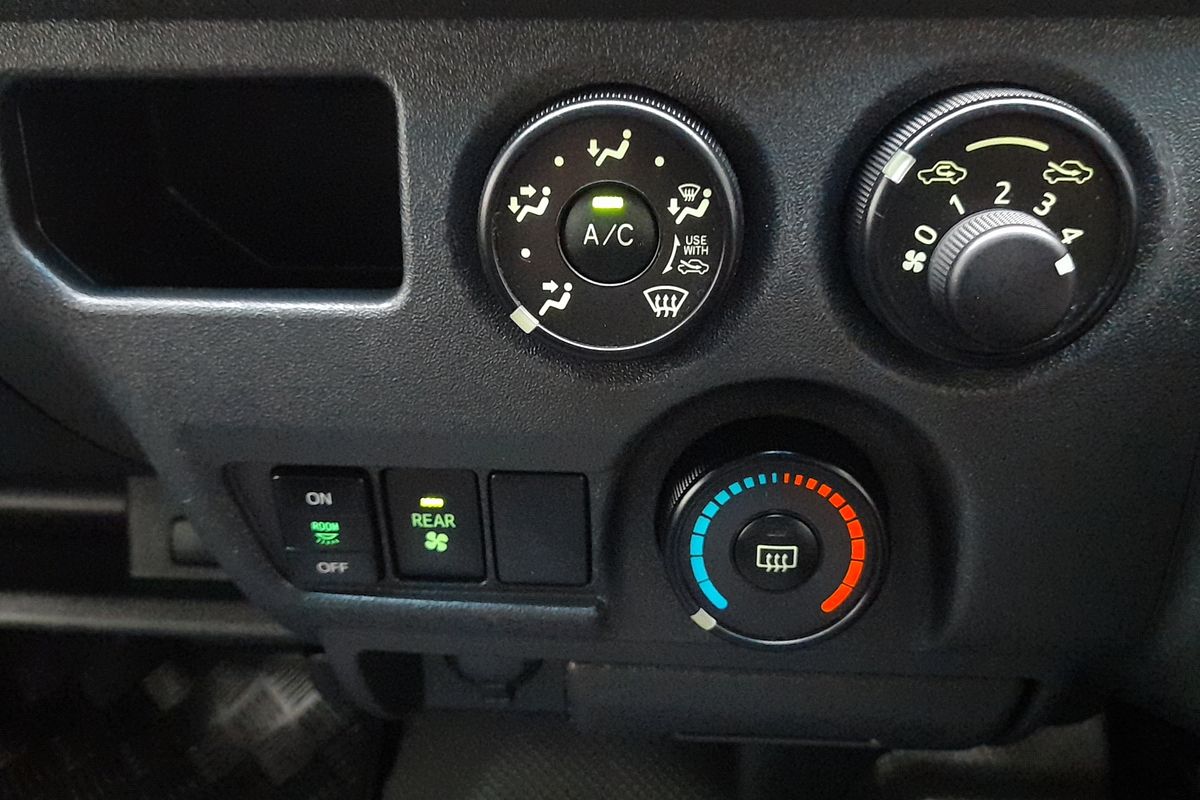 2017 Toyota Hiace Commuter KDH223R ELWB High Roof