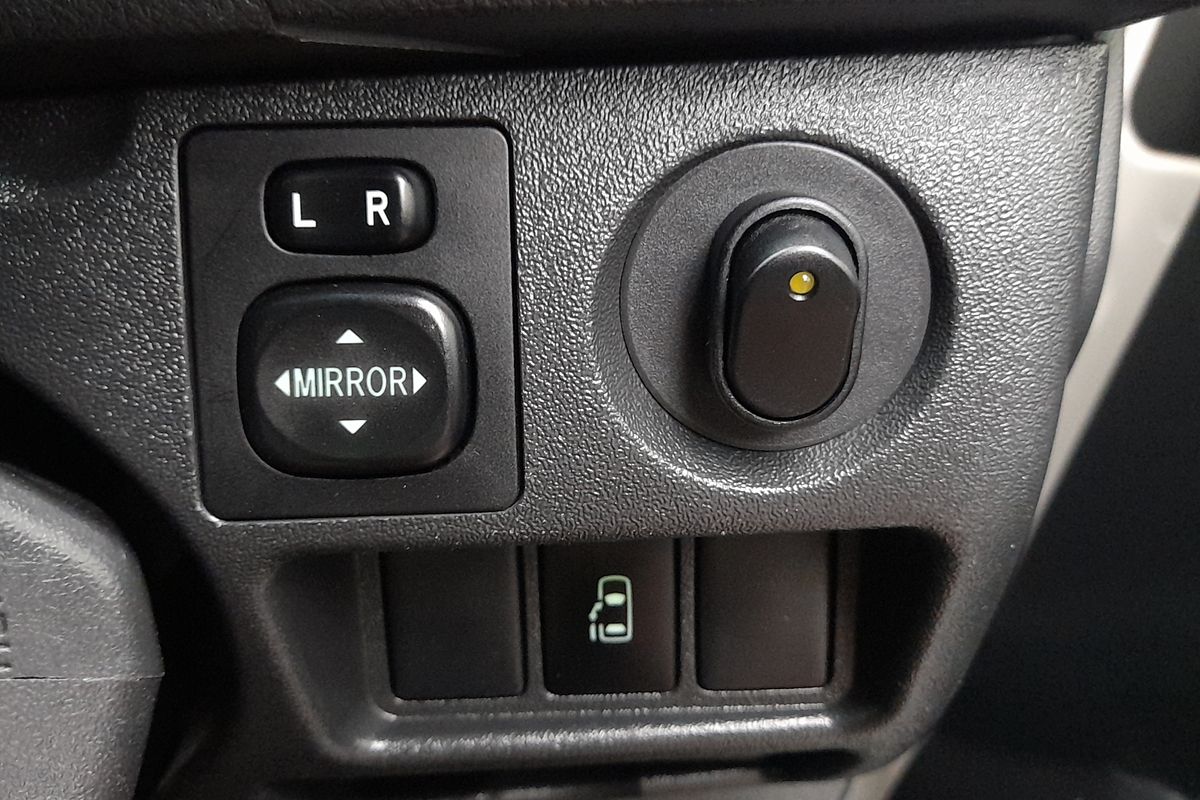 2017 Toyota Hiace Commuter KDH223R ELWB High Roof