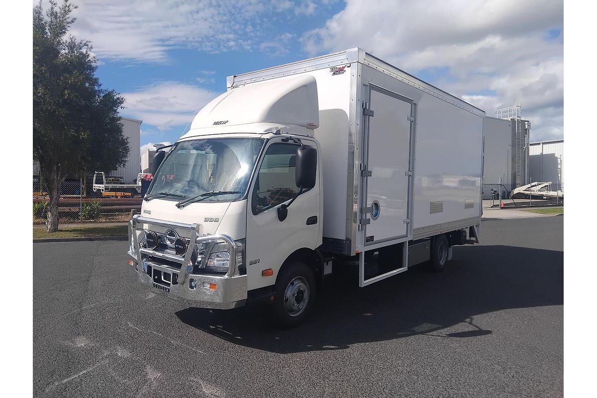 2025 Hino 921- 300 Series