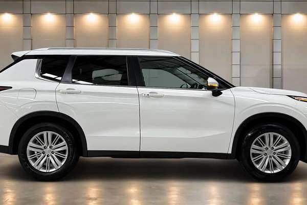 2024 Mitsubishi Outlander ES ZM