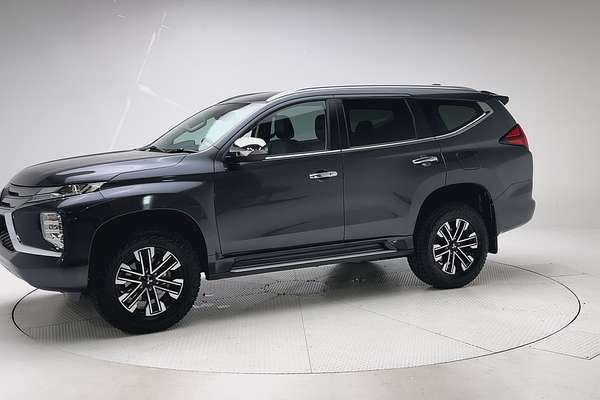 2022 Mitsubishi Pajero Sport GLS QF thumb-3