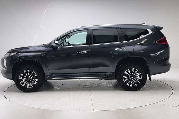 2022 Mitsubishi Pajero Sport GLS QF thumb-4