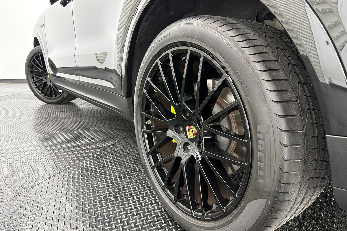 2022 Porsche Cayenne E-Hybrid Platinum Edition 9YA