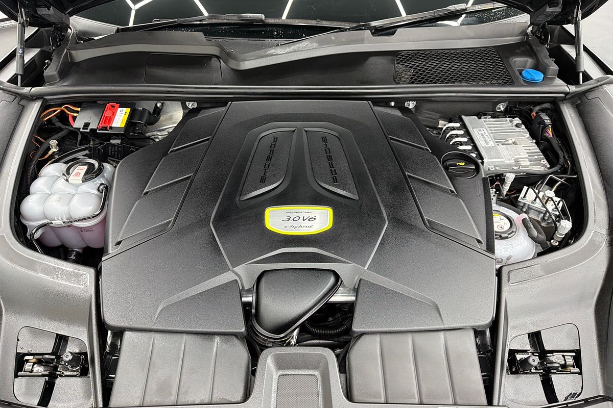 2022 Porsche Cayenne E-Hybrid Platinum Edition 9YA