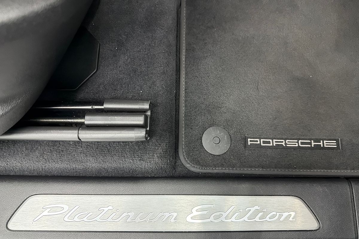 2022 Porsche Cayenne E-Hybrid Platinum Edition 9YA