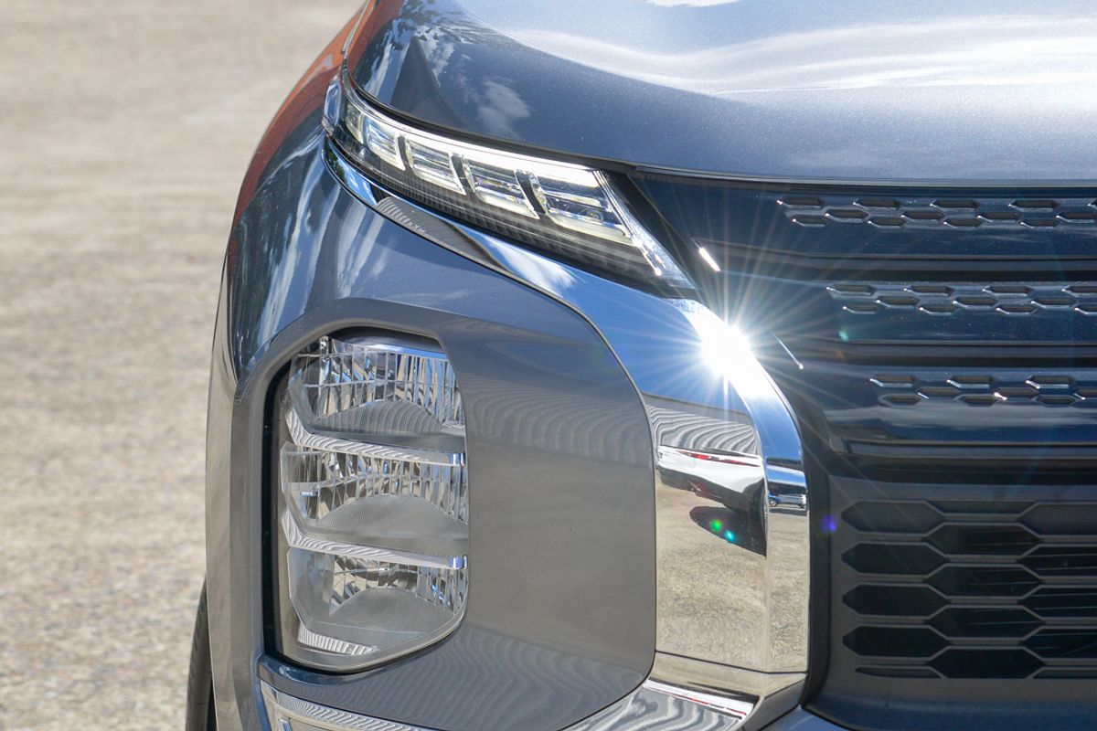 2023 Mitsubishi Outlander LS Black Edition ZM