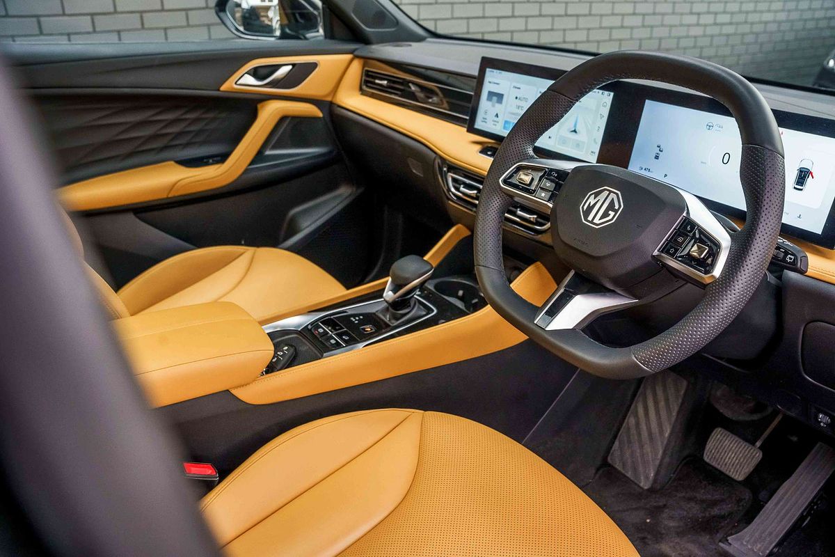 2024 MG HS Essence AS33