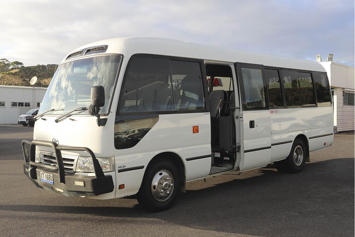 Coaster DLX 4.0L Diesel Manual Bus 9301380 005