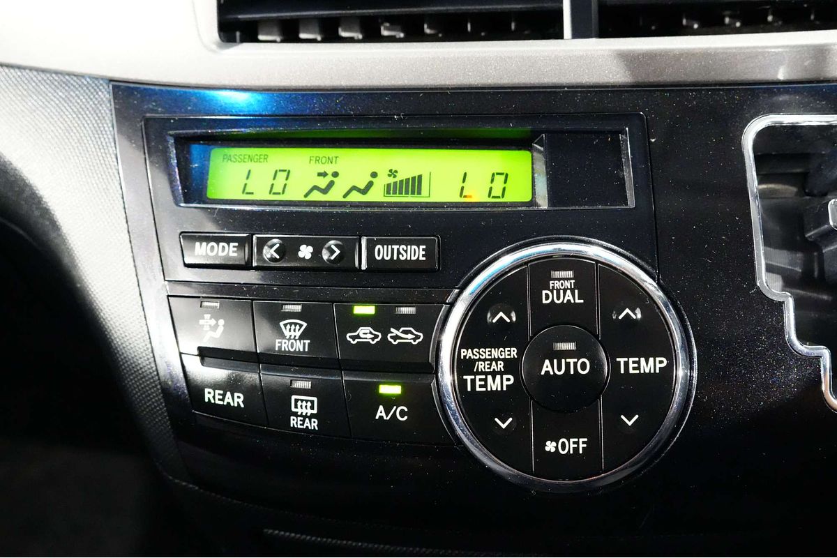 2012 Toyota Tarago GLi ACR50R