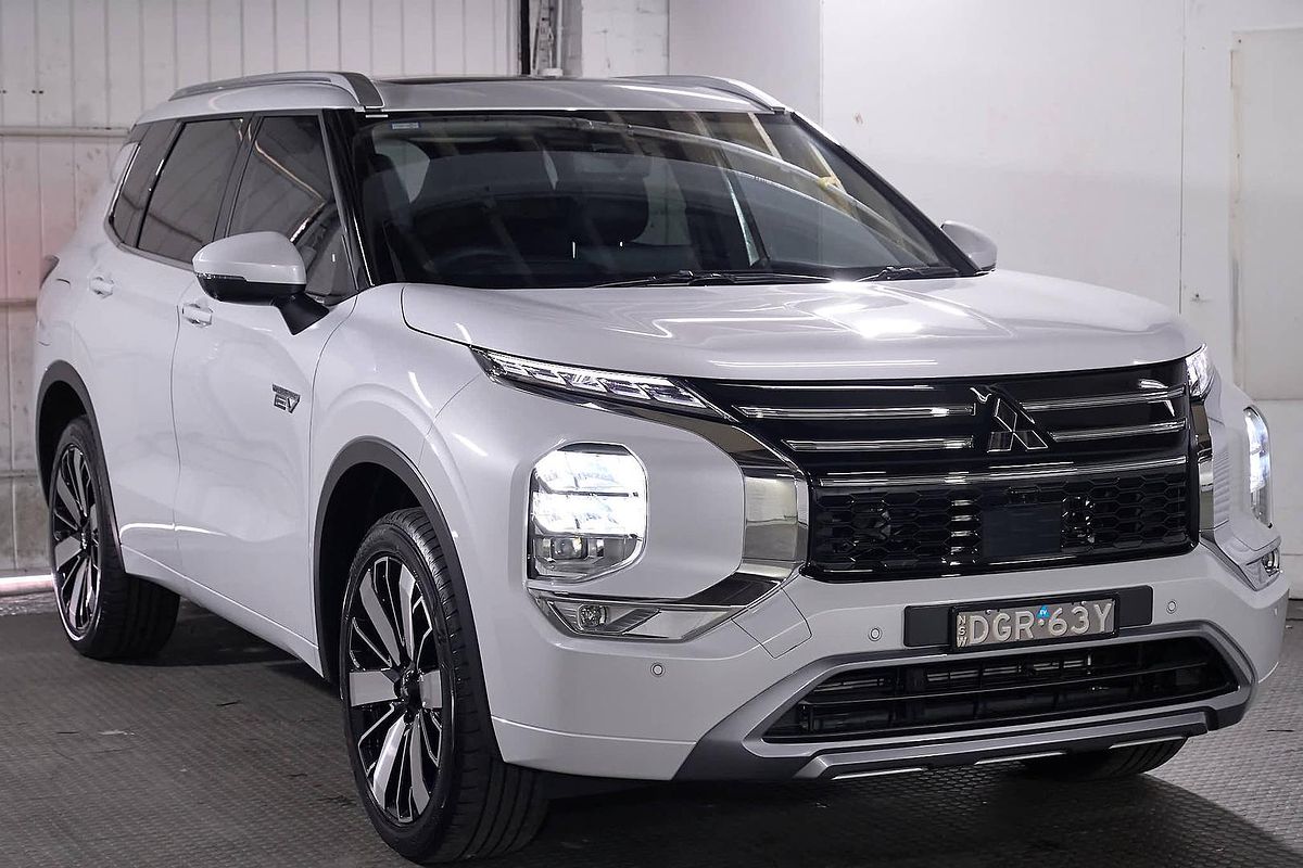 2025 Mitsubishi Outlander PHEV Exceed ZM