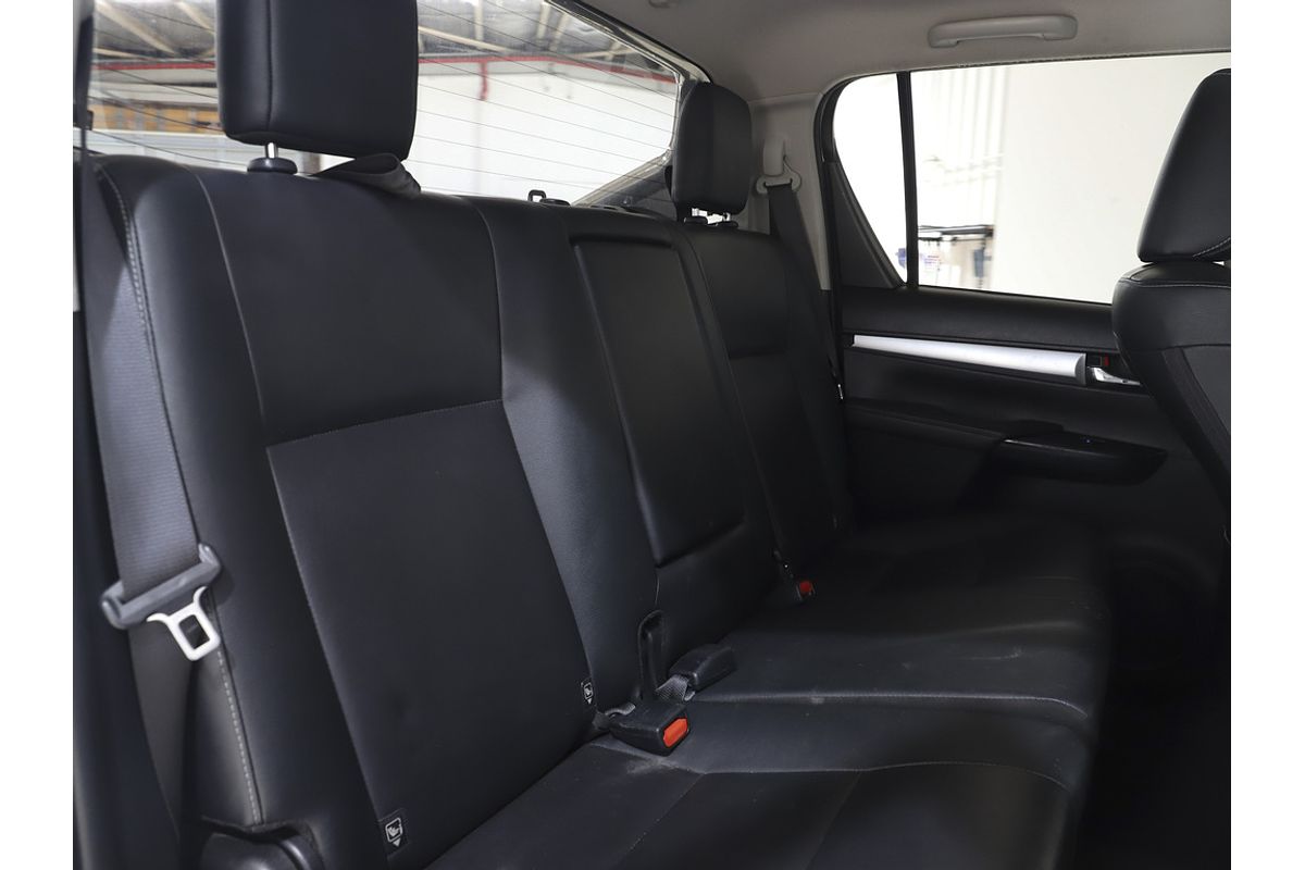 Hilux 4x4 SR5 2.8L T Diesel Automatic Double Cab 1Y46290 003