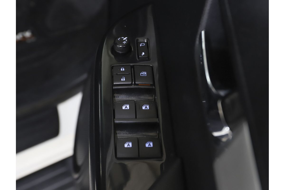 Hilux 4x4 SR5 2.8L T Diesel Automatic Double Cab 1Y46290 003