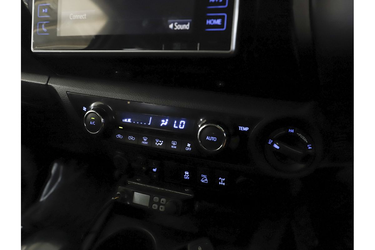 Hilux 4x4 SR5 2.8L T Diesel Automatic Double Cab 1Y46290 003