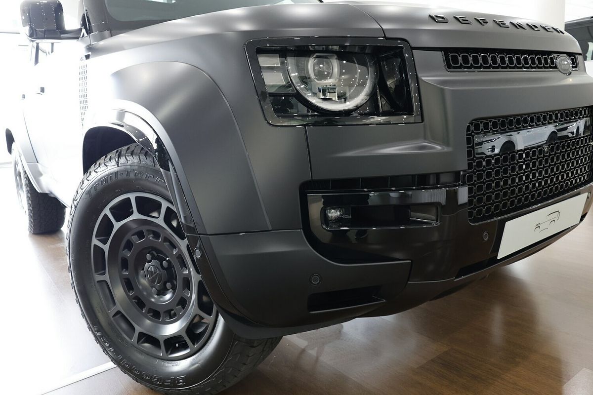 2025 Land Rover Defender 110 P635 OCTA Black L663