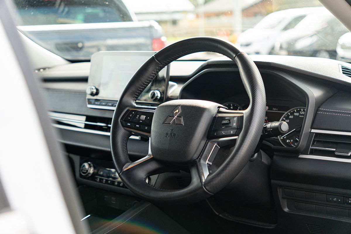 2024 Mitsubishi Outlander LS ZM