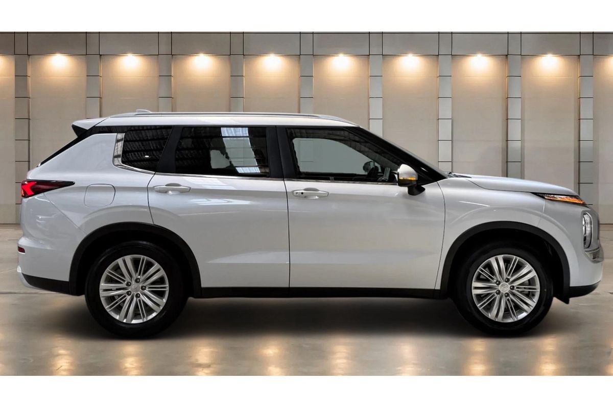 2024 Mitsubishi Outlander LS ZM