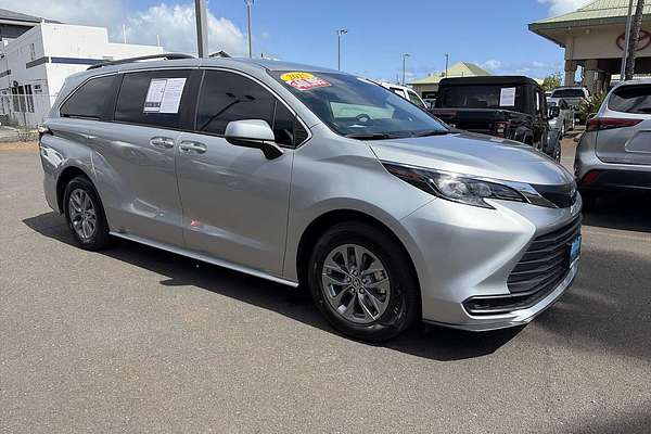 2025 Toyota SIENNA LE