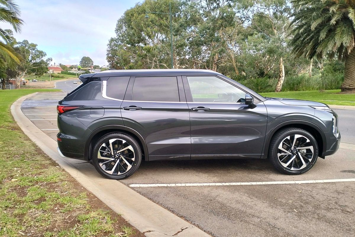 2024 Mitsubishi Outlander Exceed Tourer ZM