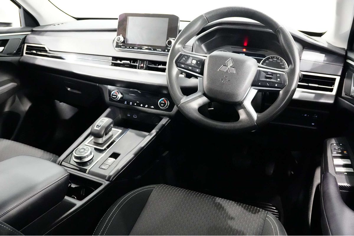 2024 Mitsubishi Outlander ES ZM