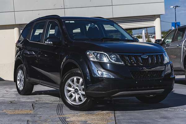 2019 Mahindra XUV500 W10