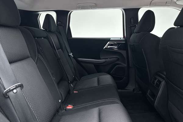 2023 Mitsubishi Outlander ES ZM thumb-11