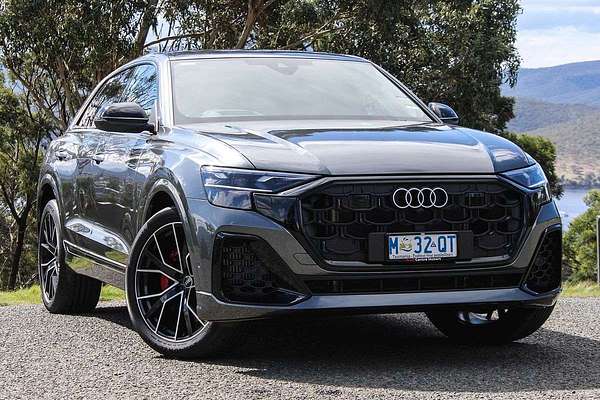 2025 Audi Q8 60 TFSI e S line F1