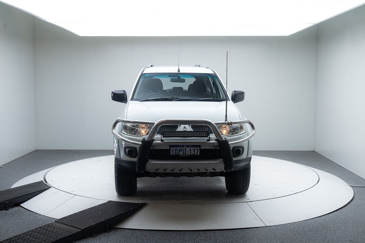 2011 Mitsubishi Challenger PB