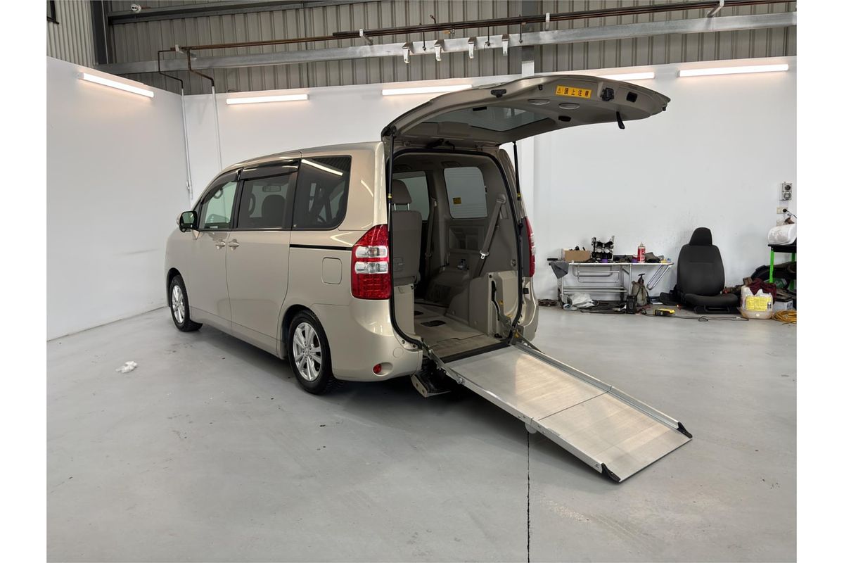 2012 Toyota Noah XL Selection Welcab ZZR70G